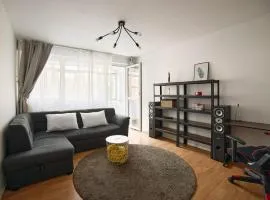 Urban Minimal Apartament - near Metro - free parking