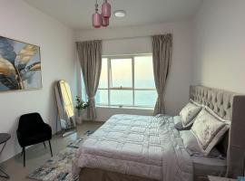 Nice room inside sea view apartment, alojamiento con cocina en Ajman