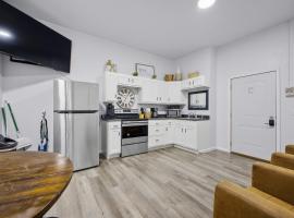 Town Square Bunkhouse | 3BR · 1BA · Pet-Friendly, Hotel in Maryville
