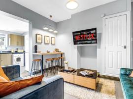 4 Bedroom Stylish House in Central Redditch، فندق في ريديتش