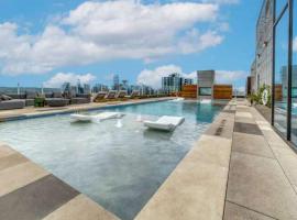 21st FL 2BD Condo-Rainey St-Best views, hotel v destinácii Austin