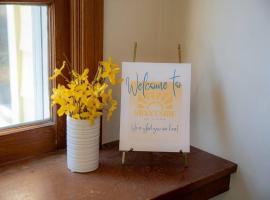 Sunny Side on Storm 3BR 3BA Retreat, hotel en Ames