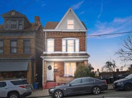 Hot Tub W/6 beds 2 Bath Games & Huge Backyard, hotell i Pittsburgh