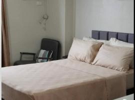 Staycation condo with pool near SM Tungko, Bulacan, hotel di Mangangpico