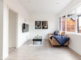 Stylish 2 Bedroom Apartment in Liverpool - Gateacre Village - Free Parking, отель в Ливерпуле