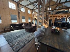 Spacious Barn House experience!, מלון בHellertown
