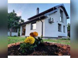 House For Rest VIN, &xi;&epsilon;&nu;&omicron;&delta;&omicron;&chi;&epsilon;ί&omicron; &pi;&omicron;&upsilon; &delta;έ&chi;&epsilon;&tau;&alpha;&iota; &kappa;&alpha;&tau;&omicron;&iota;&kappa;ί&delta;&iota;&alpha; &sigma;&epsilon; Kola&scaron;in