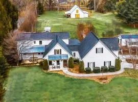 Riverfront farmhouse Walking distance to awesome