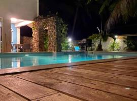 MOOREA - Waterfall Pool Coconut House 1, hotel i Pihaena