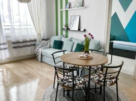 Sunny View 2BR Apartment with Terrace - near VIVO and Amethyst, hotell i Floreşti