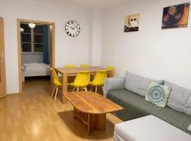 Stötteritz Holiday Apartment - 3 Rooms - 6 People - 5 beds - Balcony - Great public transport 11 minutes to the city
