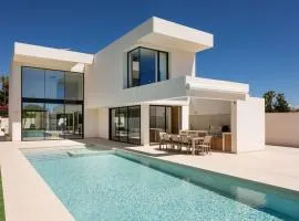 Ultra-Modern 5-Bed Luxury Chalet with Private Pool & Home Cinema 13 Min To Beach