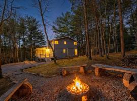 Cabin w Fire Pit Hot Tub Screened Porch & More – hotel w mieście Hedgesville