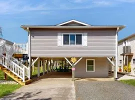 Bright Home with Deck, Patio, High-Speed WiFi, W/D, & Central AC - Near Beach