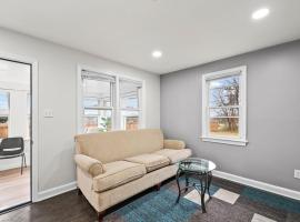 Two Dulles homes 1 price sleeps 16 w-EV parking, готель у місті Сентервілл