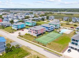 2nd-floor condo with ocean views, outdoor pool, tennis & beach access - dogs OK – hotel w mieście Holden Beach