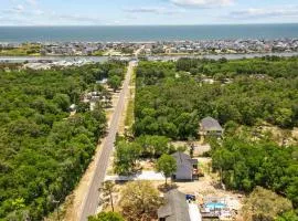 2-story coastal home with 2 grills, screened porch, outdoor showers, W/Ds, & AC