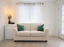 Private Suite in Airdrie Near Calgary Free Parking, hotel en Airdrie