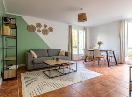 L'Oasis - Duplex - Parking Privé Gratuit - Terrasse Privée - 10mn RERD-T12 - 2 bedrooms - De 1 à 6 personnes - Shopping Mall - Primark - Piscine - Patinoire - Théâtre - Cinéma - Bibliothèque, Hotel in Evry-Courcouronnes