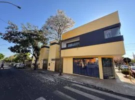 Sobrado com ar e vaga no centro de Ourinhos