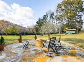 3 Mi to Hiawassee Berry Cute Country Cottage