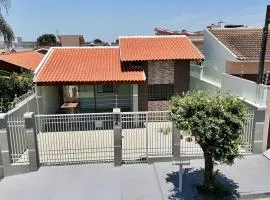 Casa c/ Suíte, Ar Cond, Área Gourmet, Bairro Nobre