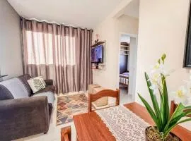 Apê elegante com ar-cond, vaga e ótima localização