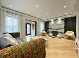 Great location with parking, 10 min to LGA & subway, hotel di Queens