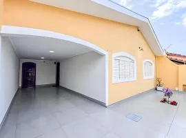 Casa espaçosa, 3 quartos com ar + 2 vagas