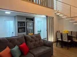 Apto das Prímulas- Duplex Moderno,Pé Direito Alto e frente para avenida