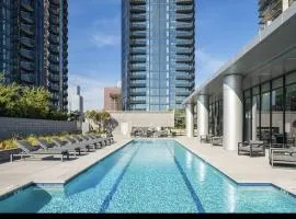 Snazzy 3BR Apt DTLA with Pool & Spa