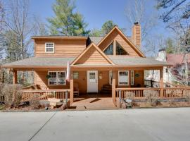 Resort Innsbruck Cabin with a Hot Tub and Deck! – hotel w mieście Helen