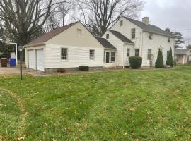 Cozy Apartment w Garage, Hotel in Salem