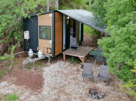 Hill Creek Tiny House 5 by Tiny Away, hotell i Perwillowen