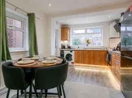 Spacious 4 bed Ideal for Business & Long Term Stays, Free Parking