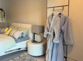 One bedroom with modern kitchen, balcony with water view, khách sạn ở Greenwich