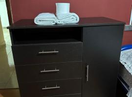 Departamento céntrico agua caliente y parqueadero, Hotel in Baños