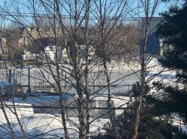 One bedroom with modern kitchen, balcony with water view, viešbutis mieste Grinvičas