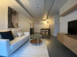 Modern 2BR Condo by Paradise Park Easy Airport Access