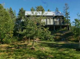 Hand-Built Cabin By The Sörmland Hiking Trail, hotel v destinaci Nävekvarn