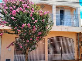 Quarto Triplo Privado com Banheiro ao lado, hotel en Jaú