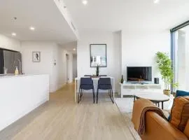 Modern City Apt with Pool, Gym and Lake Access - Hosted by Canstay