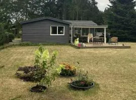 Cozy Holiday Home Near The Beach