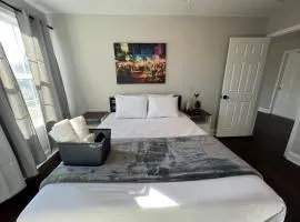 25 Lux Room 2 - 1 Queen Bed, Shared Bathroom - Nonsmoking