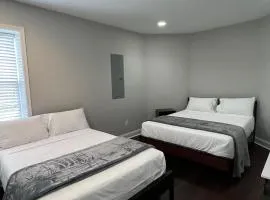 25 Lux Room 7 - 2 Queen Beds, Shared Bathroom - Nonsmoking