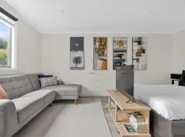 Central Studio with Pool, Gym Access 2mins Walk Beach