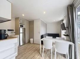 Mobil-home Luxe à Jullouville: 200m plage, piscine chauffée, 4 pers, parking, Wi-Fi inclus - FR-1-361A-34