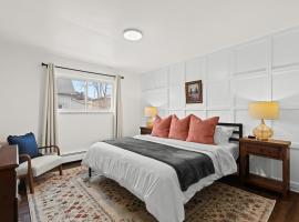 Spacious 2BR Flat, King Bed, Downtown Mt Clemens: Mount Clemens şehrinde bir otel