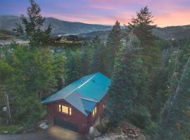 Reduced Nightly Rates! Park City Cabin, Hot Tub, Fire Pit - Sleeps 14, hotelli kohteessa Park City