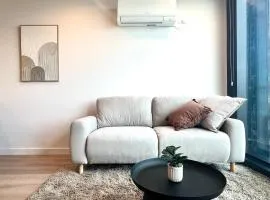 380 Mel South Tower - High-Rise City View Apt